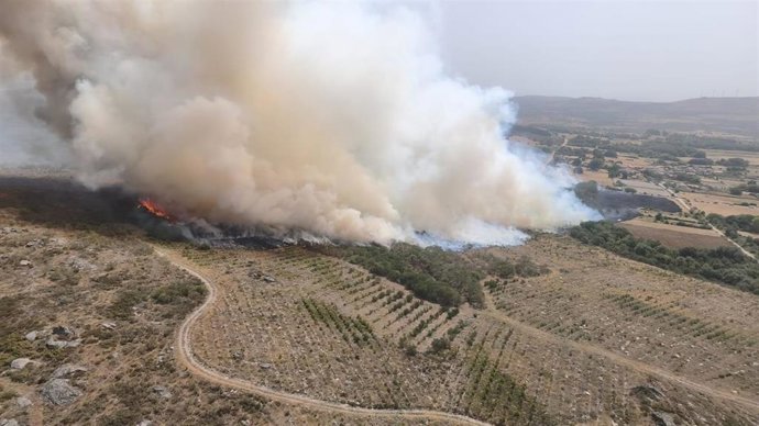 Rural.- (AMP) Activo un incendio en Baltar (Ourense) de más de 20 hectáreas y otro en Rodeiro (Pontevedra)