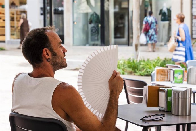 Jornada de intenso calor con máximas de 44ºC, a 24 de julio de 2026 en Almería (Andalucía, España).