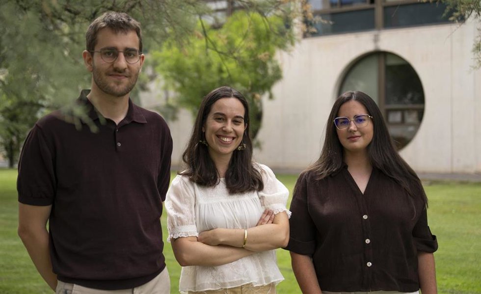 Archivo - Aitor Ezker, Paula Corella y Anaraida García Baigorri, en el campus de Pamplona (sede Arrosadia) de la UPNA