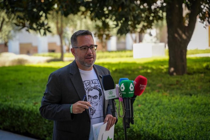 El portavoz de Adelante Andalucía, José Ignacio García, atiende a los medios en el parlamento andaluz. Imagen de archivo.
