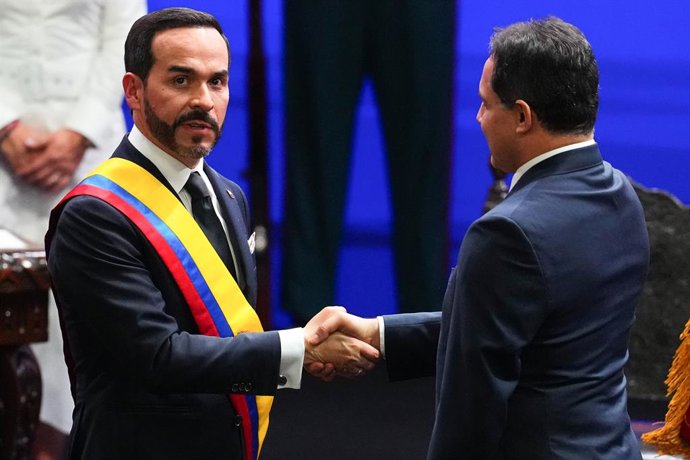 CALI (COLÔMBIA), 7 de agosto de 2026  -- Abelardo de la Espriella (à esquerda) aperta a mão de Honorio Henriquez, presidente da Câmara e do Senado, durante a cerimônia de posse do novo presidente em Cali, Colômbia, em 7 de agosto de 2026. Abelardo de la E