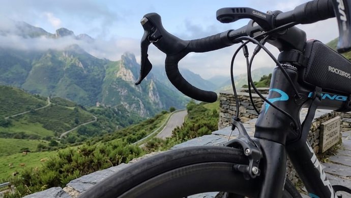 Imagen de una bicicleta en un puerto de montaña.