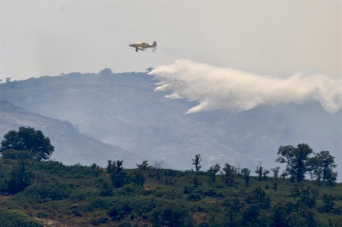 Un avión durante las labores de extinción de un incendio forestal, a 8 de agosto de 2026, en Tírig, Castellón, Comunidad Valenciana (España). 