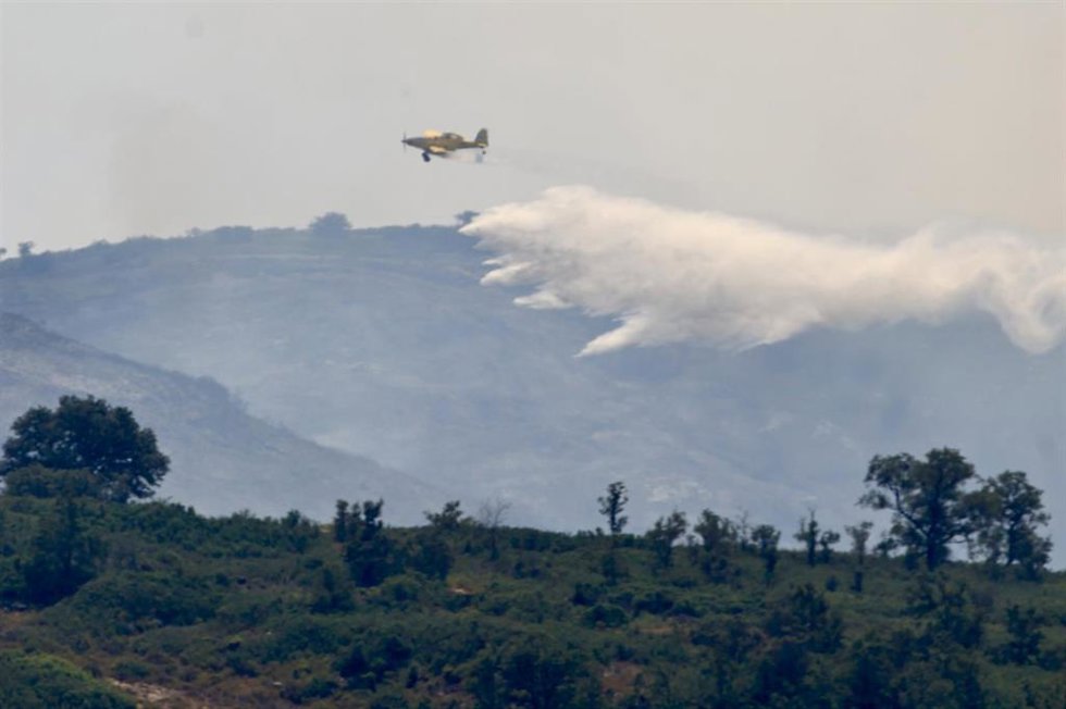 Un avión durante las labores de extinción de un incendio forestal, a 8 de agosto de 2026, en Tírig, Castellón, Comunidad Valenciana (España). 