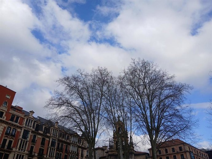 Archivo - Nubes y claros en Bilbao.