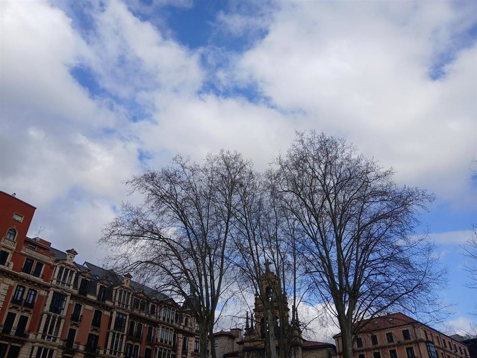 Archivo - Nubes y claros en Bilbao.