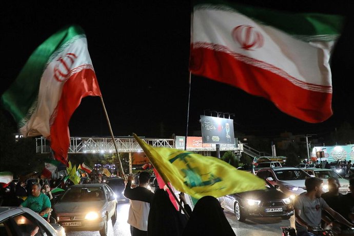 Archivo - Arquivo - 15 de junho de 2026, Irã, Irã: Apoiadores do governo agitam bandeiras do Irã e do Hezbollah de dentro de carros durante uma manifestação organizada pelo Estado no Irã. O Ministério das Relações Exteriores do Irã afirmou que os Estados 