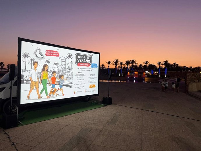 Cartel de 'Noches de Verano en El Toyo' en Almería
