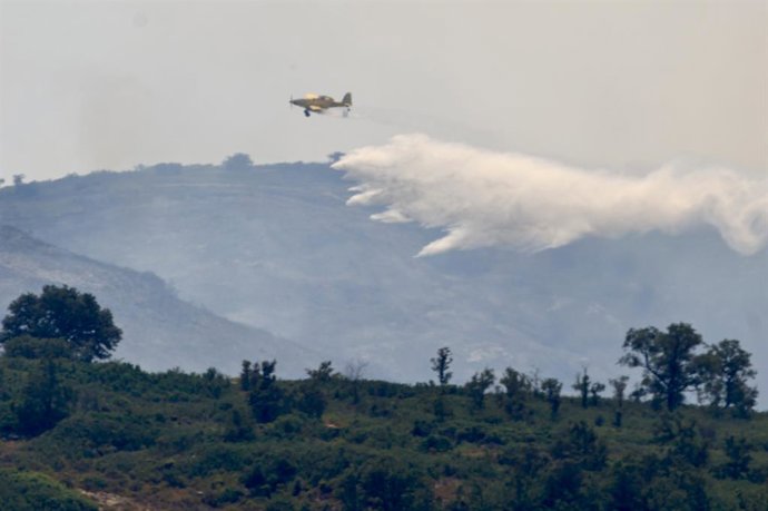 Um avião durante as operações de combate a um incêndio florestal, em 8 de agosto de 2026, em Tírig, Castellón, Comunidade Valenciana (Espanha). O incêndio no município de Tírig, na província de Castellón, supostamente causado por um raio, evoluiu de forma