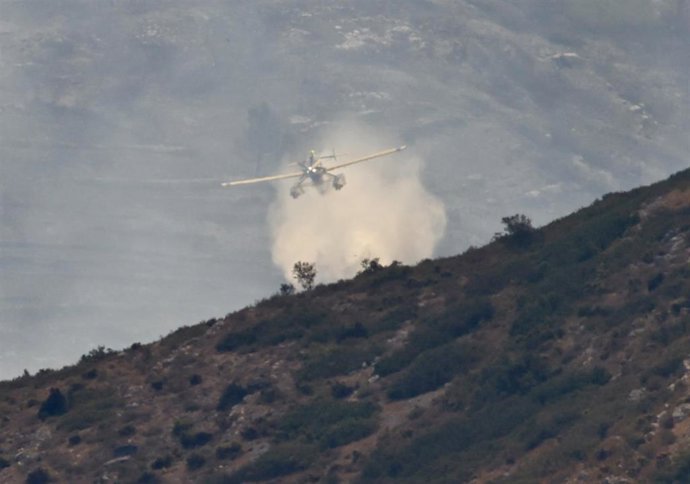 Un avión durante las labores de extinción de un incendio forestal, a 8 de agosto de 2026, en Tírig, Castellón, Comunidad Valenciana (España). 