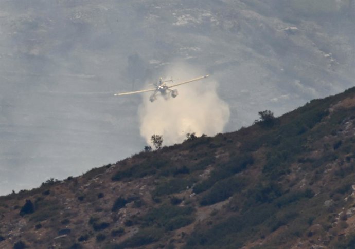 Um avião durante as operações de combate a um incêndio florestal, em 8 de agosto de 2026, em Tírig, Castellón, Comunidade Valenciana (Espanha). O incêndio no município de Tírig, na província de Castellón, supostamente causado por um raio, evoluiu de forma