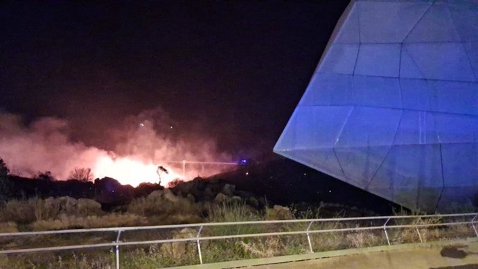 Incendio declarado en la madrugada del 8 de agosto de 2026 en el Berrocal de Plasencia, cerca del Palacio de Congresos.
