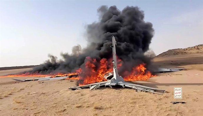 SANAA, 26 de julho de 2026  -- Um drone está em chamas após ter sido abatido na província de Al-Jawf, no Iêmen, em 26 de julho de 2026. O grupo houthi do Iêmen afirmou no domingo ter abatido um drone de reconhecimento operado pela Arábia Saudita sobre a p