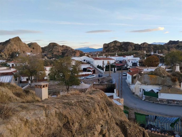 Archivo - La televisión pública francesa France 2 graba un reportaje en Guadix para mostrar al mundo el valor único de sus casas cueva