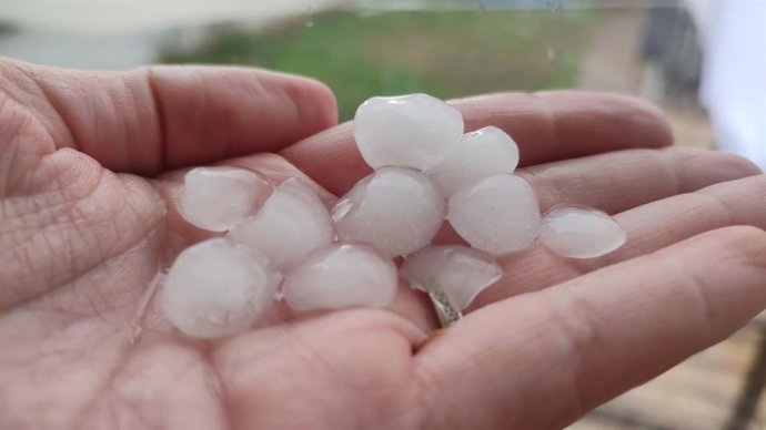 Una intensa granizada sorprende a Oviedo en plena alerta amarilla por tormentas