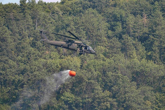 Arquivo - 10 de agosto de 2025 - Bulgária - Soldados do Exército dos EUA lotados no 3º Batalhão de Helicópteros de Assalto, 501º Regimento de Aviação, Brigada de Aviação de Combate da 1ª Divisão Blindada, Força-Tarefa Iron, utilizam um helicóptero UH-60 B