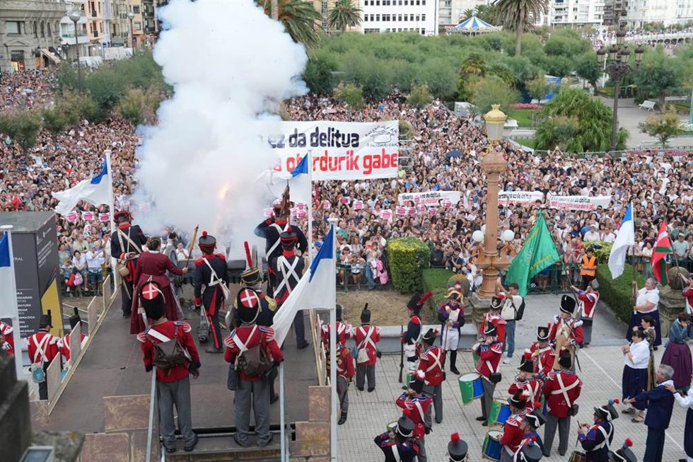 Cañonazo con el que han dado comienzo las fiestas de San Sebastián.