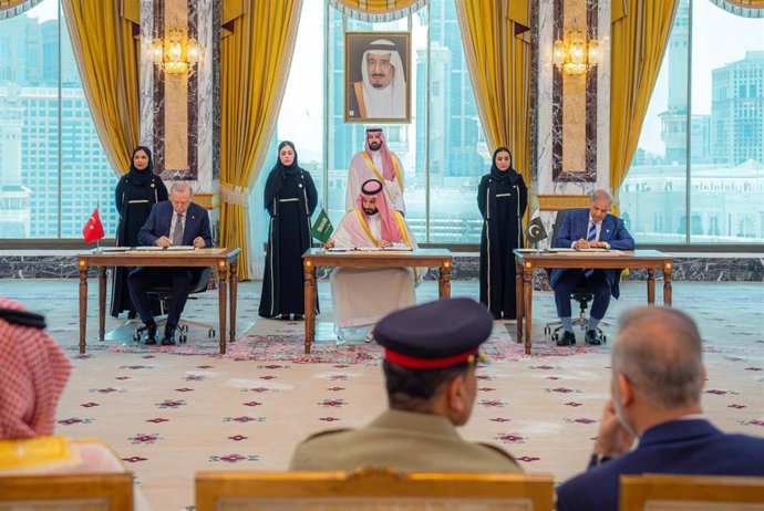 Firma del acuerdo defensivo de La Meca entre Arabia Saudí, Turquía y Pakistán 