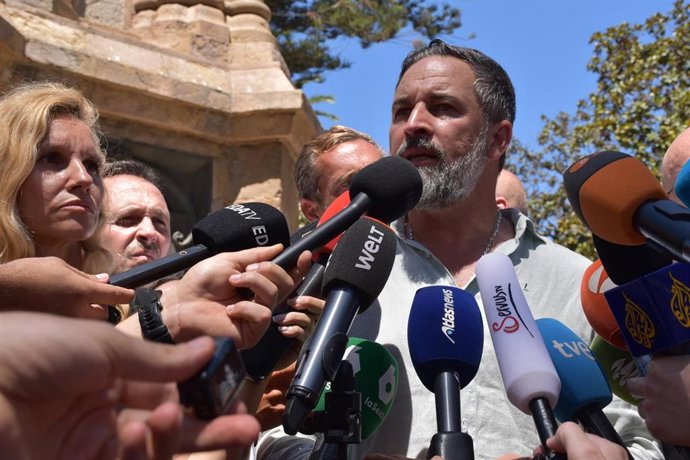 El presidente de VOX, Santiago Abascal, atiende a los medios, en la plaza de África, a 2 de agosto de 2026, en Ceuta (España). El presidente de VOX se encuentra en Ceuta para abordar las consecuencias de la crisis migratoria.
