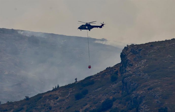 Un helicóptero durante las labores de extinción de un incendio forestal, a 8 de agosto de 2026, en Tírig, Castellón, Comunidad Valenciana (España). 