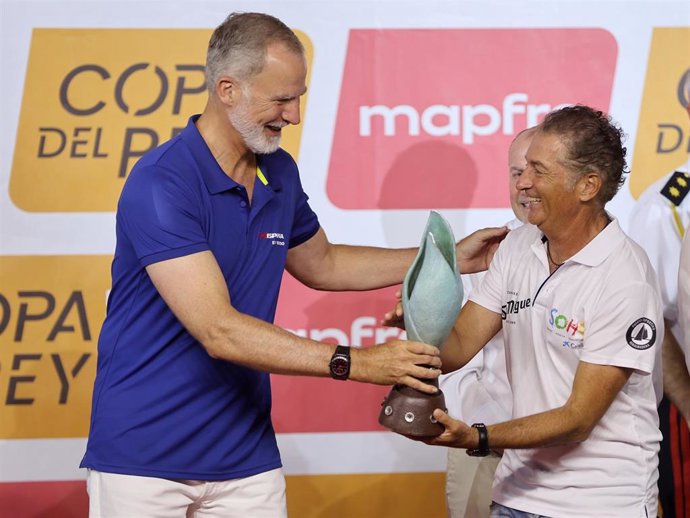 El Rey Felipe VI junto a Javier Banderas durante la entrega de premios de la 44ª Copa del Rey de Vela Mapfre en el Palacio de La Almudaina, a 8 de agosto de 2026, en Palma de Mallorca (Islas Baleares, España).