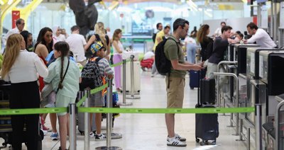 España realiza controles a 199 pasajeros de terceros países en el primer día de restablecimiento de fronteras con Italia