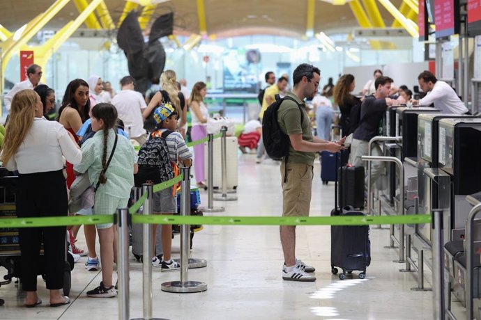 Archivo - Viajeros en el Aeropuerto Adolfo Suárez Madrid-Barajas, a 3 de julio de 2026, en Madrid (España).