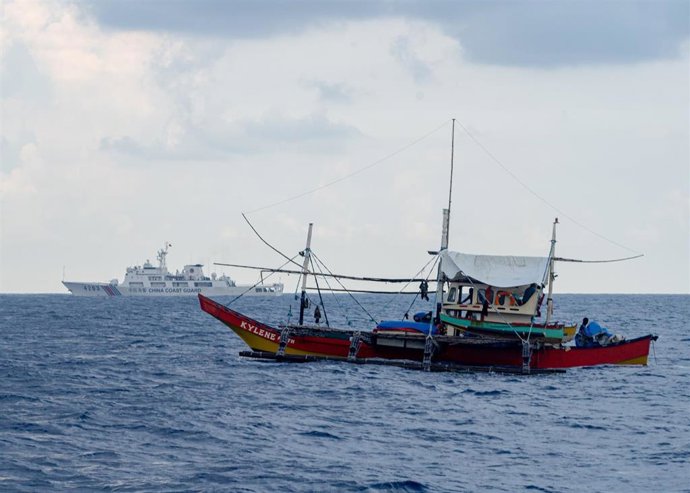 Archivo - Un pesquero filipino con un barco guardacostas chino en Scarborough 
