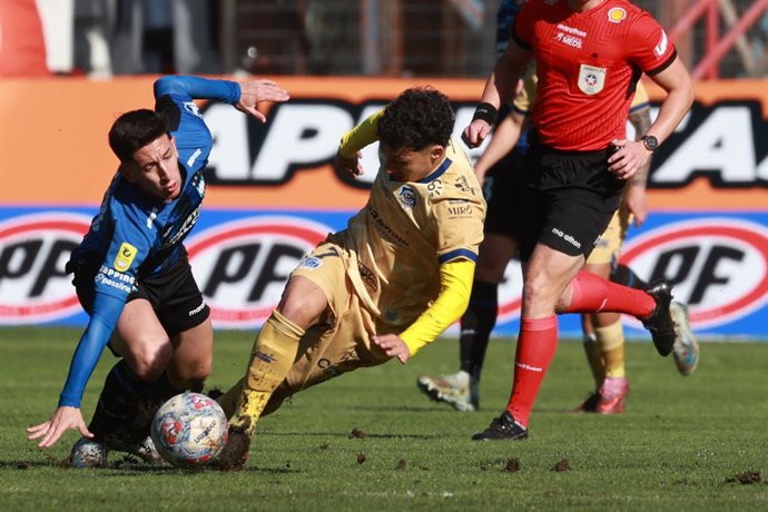 Futbol, Huachipato vs Everton Decimoctava fecha, campeonato Nacional 2026. El jugador de Huachipato Martin Canete, izquierda, juega el balon contra Everton durante el partido de primera division disputado en el estadio CAP de Talcahuano,