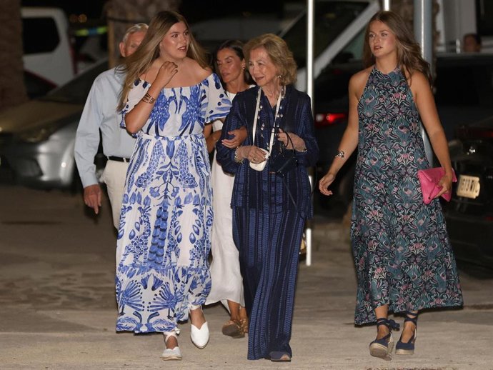 La Reina Letizia, la Reina Sofía, la Princesa Leonor y la Infanta Sofía llegan al restaurante 'Mia' para cenar en familia. 