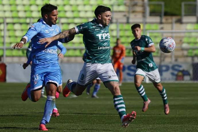 Futbol, Santiago Wanderers vs San Marcos de Arica Fecha 19, Liga de Ascenso 2026 El jugador de Santiago Wanderers, Marcos Camarda, disputa el balon contra Alvaro Cazula de San Marcos de Arica durante el partido de la Liga de Ascenso disputado en el