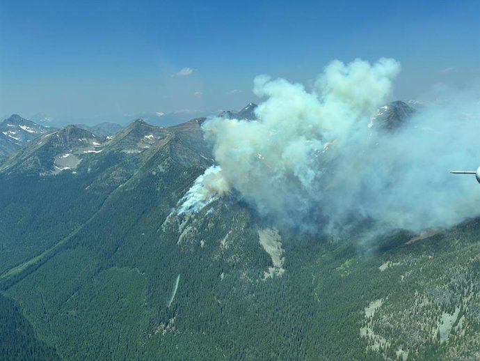 OTTAWA, 20 de julho de 2026  -- Uma foto aérea fornecida pelo BC Wildfire Service em 18 de julho mostra um incêndio florestal próximo a Kimberley, no sudeste da Colúmbia Britânica, no Canadá. As estatísticas mais recentes indicam que, até o momento, foram