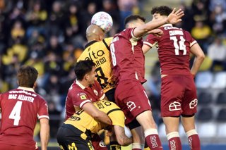 Futbol, Coquimbo Unido vs Deportes La Serena. Fecha 18, Liga de primera 2026. El jugador de Coquimbo Unido Alejandro Camargo controla el balon durante un partido de la liga de primera contra Deportes La Serena disputado en el estadio Francisco Sanchez