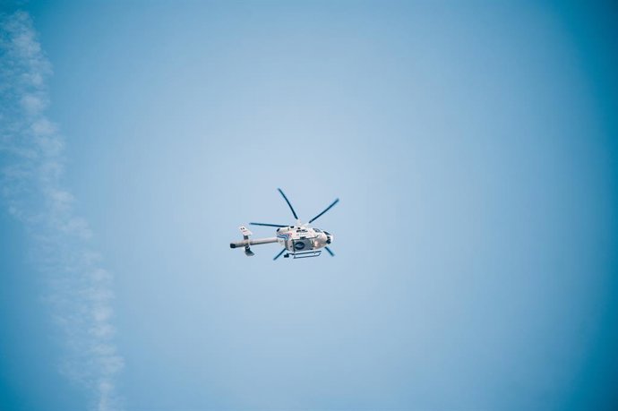 Archivo - Arquivo - 18 de dezembro de 2025, Bruxelas, Bélgica: Um helicóptero da polícia sobrevoa um protesto de agricultores para denunciar as reformas da Política Agrícola Comum (PAC) e acordos comerciais inaceitáveis, em Bruxelas, na quinta-feira, 18 d