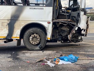 Archivo - GAUTENG, March 11, 2025  -- This photo taken with a mobile phone shows the site of a bus accident in South Africa's northeastern Gauteng Province on March 11, 2025. At least 12 people were killed and 45 others injured on Tuesday morning after a 