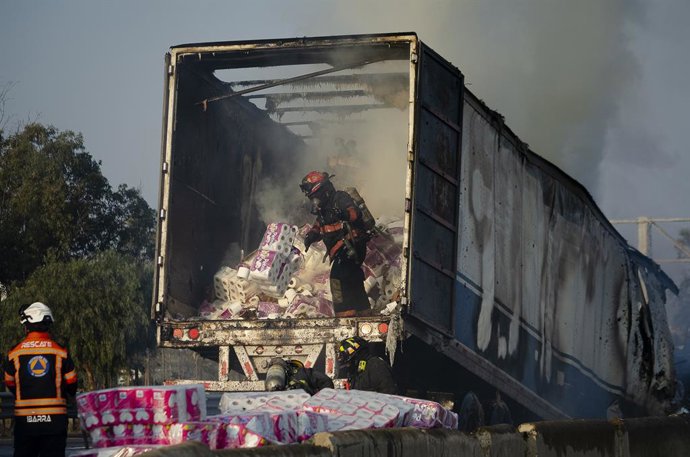 Archivo - Al menos trece muertos y cuatro heridos al chocar una van contra un trailer en una carretera de Cusco