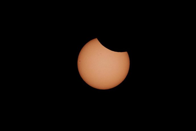 Foto de archivo - Eclipse parcial del sol visto desde la Basílica de la Sagrada Familia, a 29 de marzo de 2025, en Barcelona