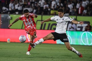 Futbol, Colo Colo vs Union La Calera Fecha 3, Liga de primera 2026. El jugador de Union La Calera Bayron Oyarzo , izquierda,  disputa el balon con Victor Mendez  de Colo Colo durante el partido de primera division realizado en el estadio  Monumental en