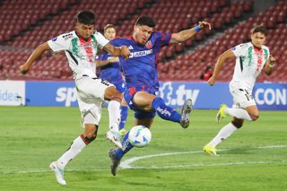 Futbol, Universidad de Chile vs Palestino. Copa Sudamericana 2026. El jugador de Palestino Martin Araya, izquierda, disputa el balon contra Bianneider Tamayo de Universidad de Chile durante el partido de primera ronda de Copa Sudamericana disputado en el