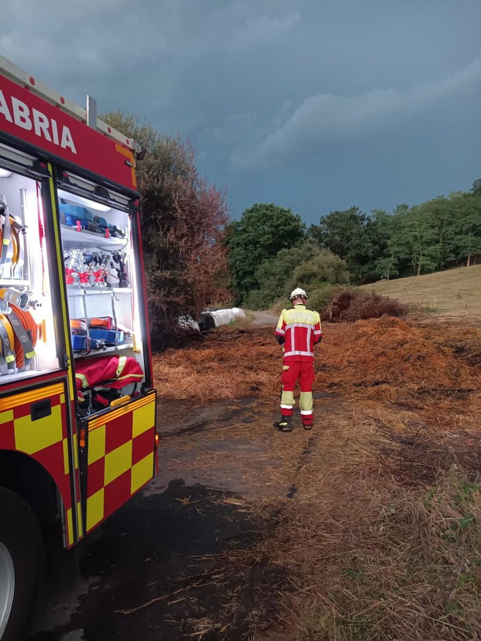 Un bombero sofoca un incendio declarado en unas pacas