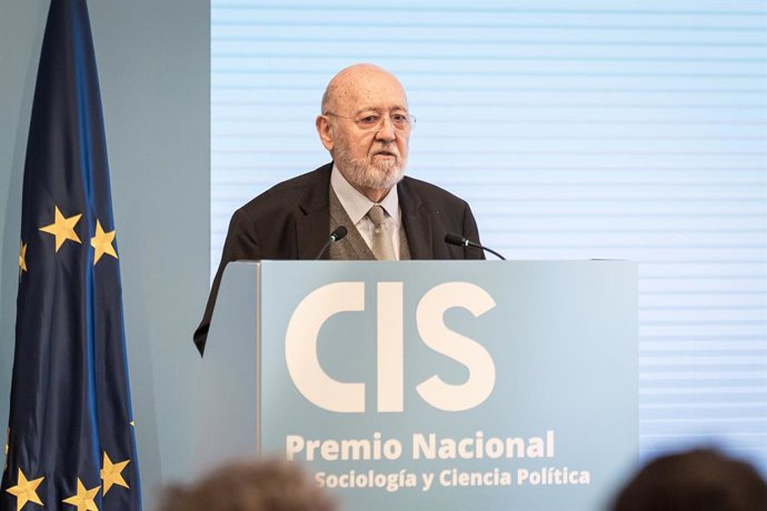 Archivo - Arquivo - O presidente do CIS, José Tezanos, durante a entrega do “Prêmio Nacional de Sociologia e Ciência Política 2025” à professora titular de Sociologia da Universidade de Valência, Capitolina Díaz Martínez, na Galeria das Coleções Reais d