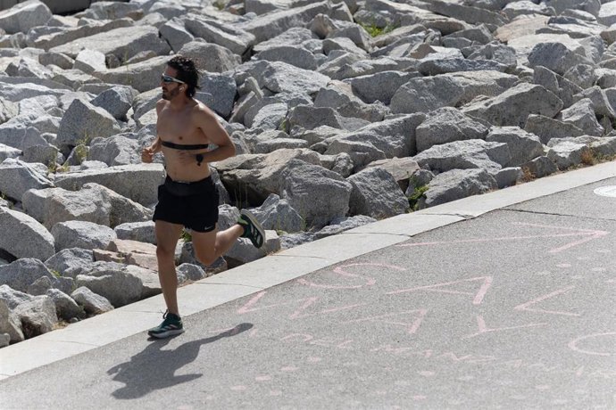 Una persona hace deporte en un día caluroso.