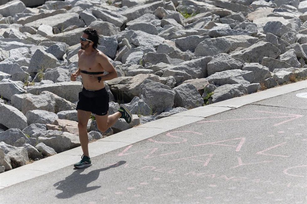 Una persona hace deporte en un día caluroso.