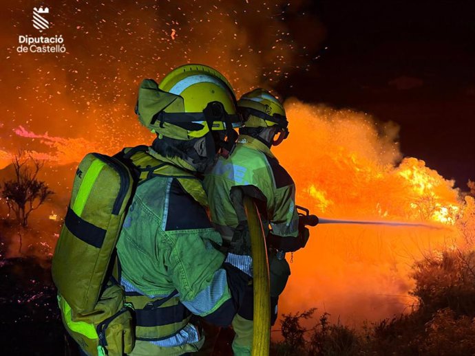 El Consorcio de Bomberos de Castellón continúa actuando en el incendio forestal de Tírig, donde un dispositivo terrestre ampliado ha trabajado durante toda la noche en los distintos sectores del fuego.