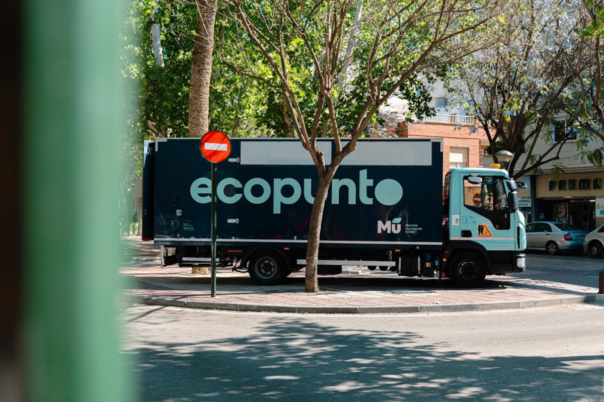 Los EcoPuntos móviles de Murcia mantienen su servicio en verano tras recoger más de 122 toneladas de residuos este año