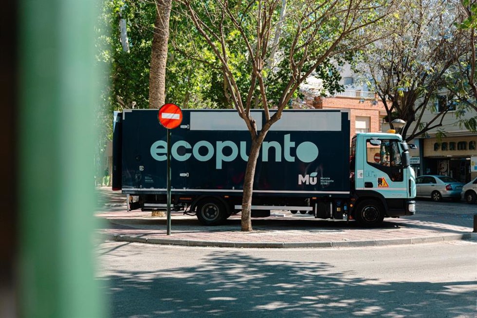 Durante los primeros cinco meses del año, estos vehículos itinerantes han registrado 27.637 visitas de ciudadanos para reciclar desechos especiales del hogar