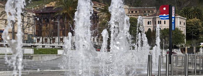 Archivo - Chorros de agua del Guggenheim