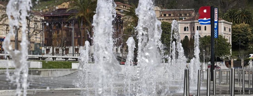 Archivo - Chorros de agua del Guggenheim