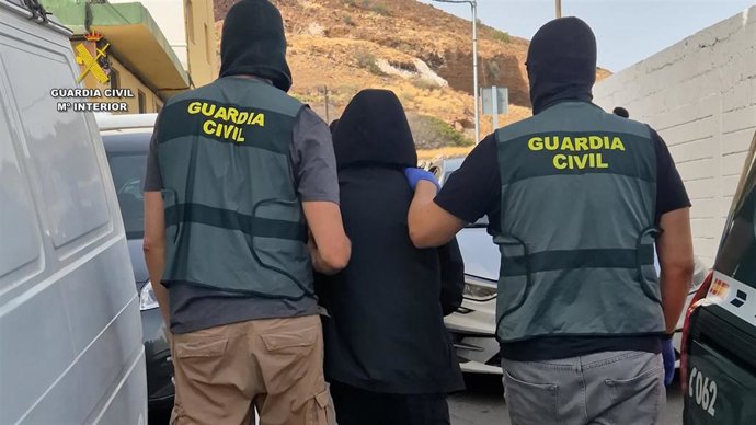 Detenidas ocho personas por robos con violencia e intimidación en establecimientos comerciales en Tenerife
