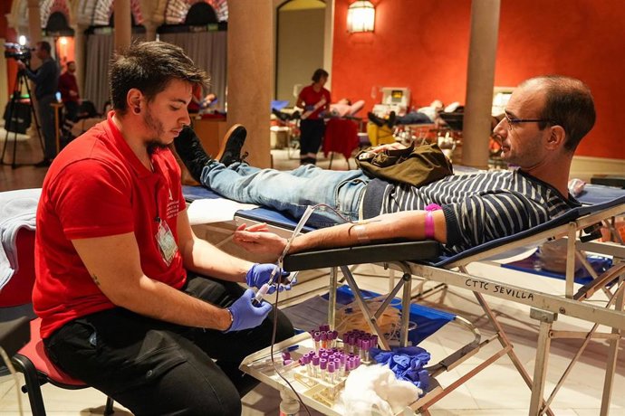 Archivo - La Fundación Cajasol acoge en Sevilla un maratón de donación de sangre en noviembre de 2024, en una imagen de archivo.